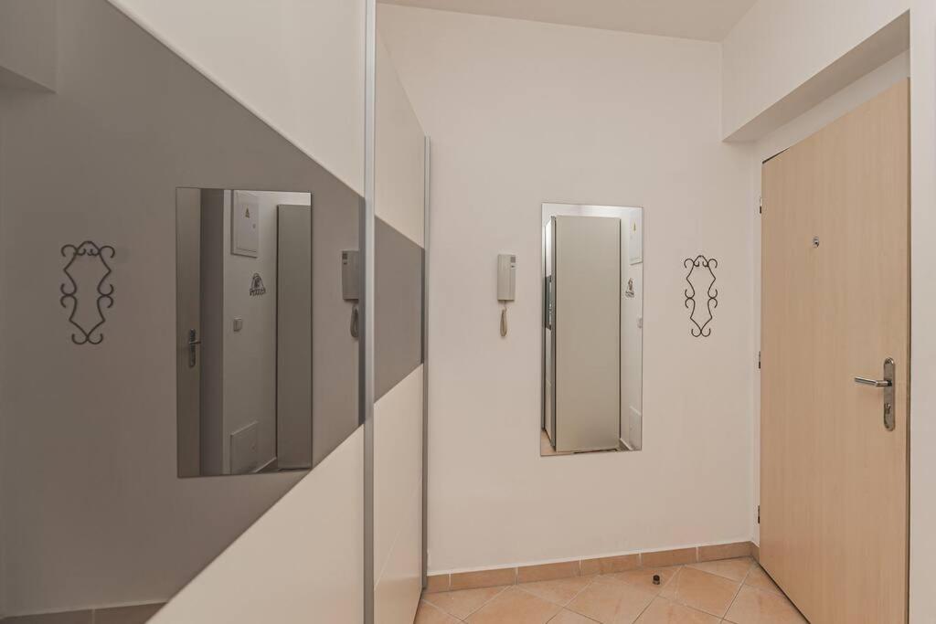 °°°Carolina'S Modern Apartment °°° Hradec Kralove Exterior photo